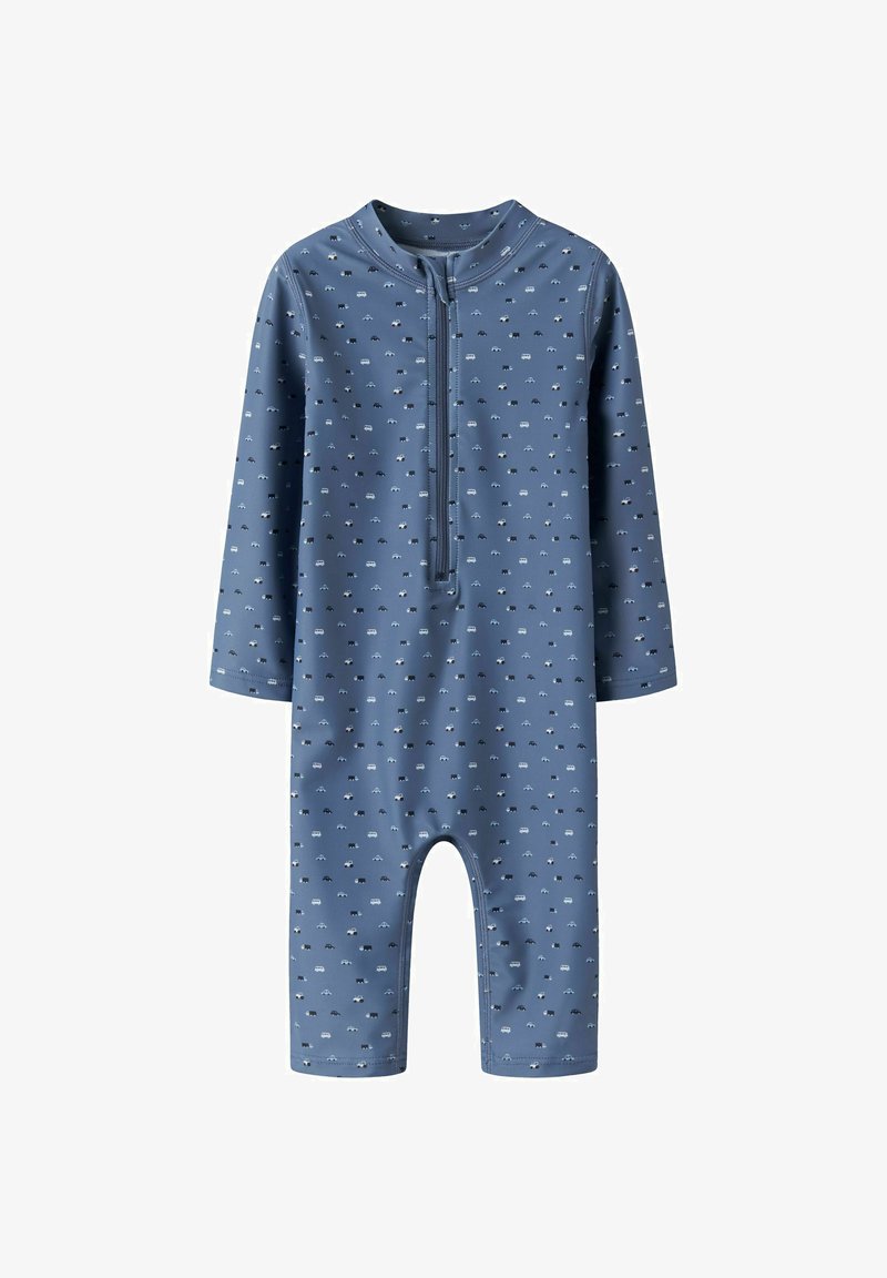 Body bébé à manches longues bleu avec petits motifs de voitures blanches et noires, et une fermeture éclair à l'avant allant du cou jusqu'au milieu de la poitrine.