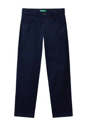 Pantalons droits bleu marine avec poches avant, passants de ceinture, fermeture à bouton et une étiquette de marque verte sur la taille.
