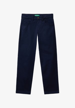 Navyblauwe rechte broek met voorzakken, riemlussen, knoopsluiting en een groene merklabel op de tailleband.