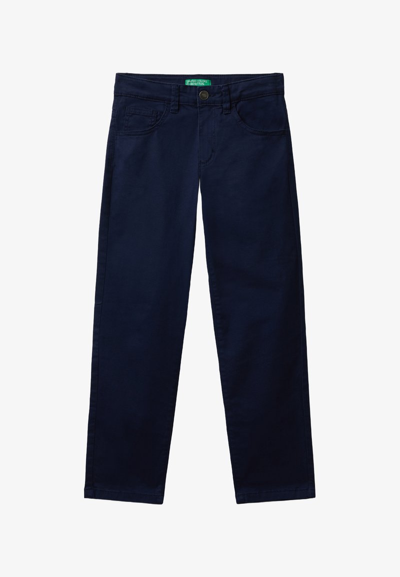 Pantalones de pierna recta azul marino con bolsillos frontales, passadores para cinturón, cierre de botón y una etiqueta de marca verde en la cinturilla.