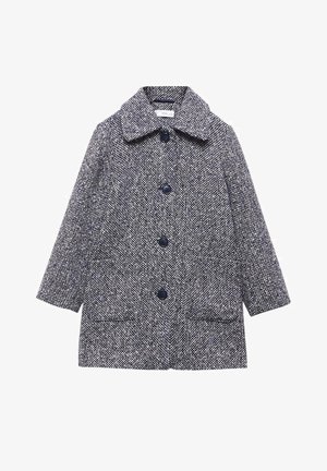 Jednorzędowy, sięgający do połowy długości, szary i biały płaszcz z teksturowanej wełny z dużym kołnierzem, czterema ciemnymi guzikami i dwoma przednimi kieszeniami.