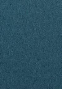 Teflauer blauer Stoff mit einer glatten, strukturierten Oberfläche, die ein dezentes Fischgrätmuster und eine gleichmäßige Farbstreuung aufweist.