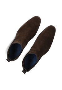 Bruine suède enkellaarsjes met elastische zijpanelen, ronde neus en trekband. Aan de binnenzijde bevinden zich een blauwe inlegzool met logo-branding.