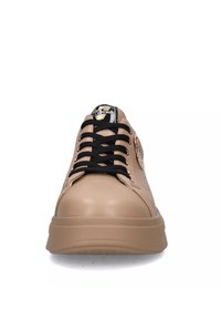 Sneakers platform beige con finitura liscia, lacci neri e dettaglio con logo sulla linguetta. Punta arrotondata e suola ammortizzata.