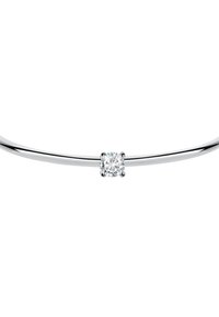 Collana in metallo tono argento con un design curvo, caratterizzata da un diamante rotondo centrale montato su una impostazione a quattro griffe. Superficie liscia, stile minimalista.