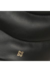 Scarpa in pelle nera con design trapuntato, con un sottile accento del logo oro. La texture è liscia, mettendo in risalto la forma slanciata della scarpa.