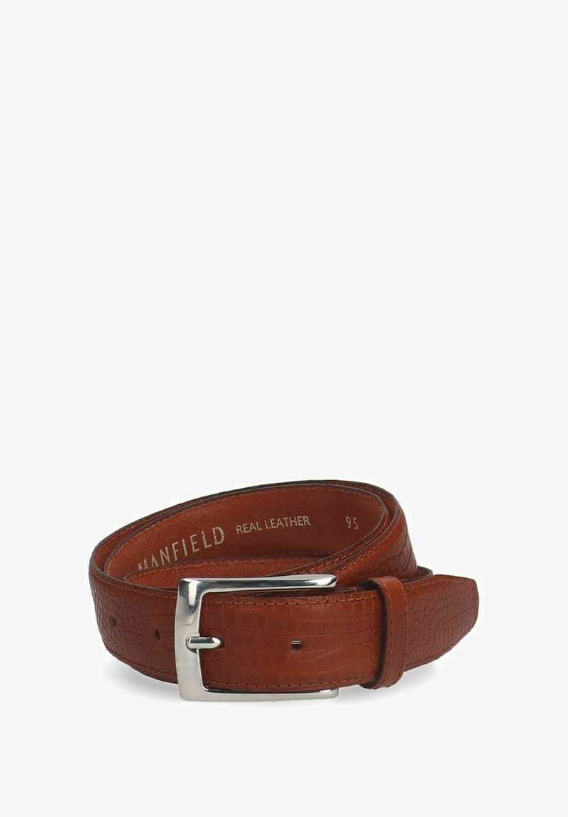 Bruine leren riem van echt leer met een gestructureerde afwerking, voorzien van een zilveren metalen gesp en meerdere gaten voor aanpassing.