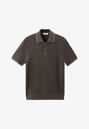Kratka tamnosmeđa pletena polo majica s kratkim rukavima, s kopčom na drukere i bijelim obrubom na ovratniku i rubovima rukava, ravno položena na bijeloj podlozi.