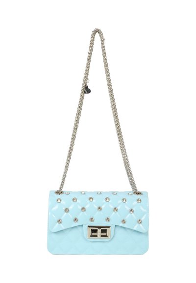 Borsa a tracolla trapuntata di colore azzurro chiaro realizzata in materiale verniciato, con una tracolla in catena argentata, decorazioni con gemme trasparenti e un dettaglio con chiusura metallica quadrata.