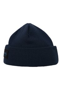 Marineblauwe gebreide beanie met een geribd ontwerp, omgevouwen rand en een klein zwart stoffen label met de merknaam aan de zijkant.
