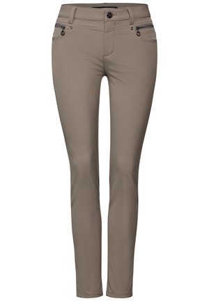 Beige Stretchpants mit Slim Fit, vorderen Reißverschlusstaschen und glatter Textur. Der Bund hat einen klassischen Knopfverschluss.