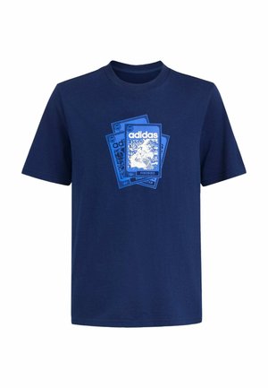 Marineblauw T-shirt met drie overlappende blauwe grafische kaarten met een witte adidas-logo en een gestileerde vuurvogelillustratie.
