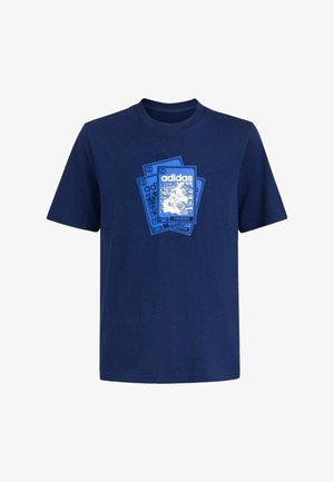 Granatowy T-shirt z trzema nakładającymi się niebieskimi kartami graficznymi z białym logo adidas oraz stylizowaną ilustracją ptaka ognia.