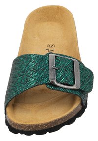 Groene glitter slip-on sandalen met een brede band, een zilveren gesp en een beige, gestructureerde voetbed; heeft een zwarte rubberen zool. Maat 37.