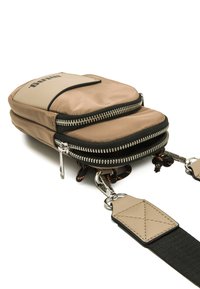 Taschenset mit zwei Fächern in Tan, schwarzem Reißverschluss, glänzender Oberfläche und verstellbarem Tragegurt. Mit Logodetail und Metallzubehör.