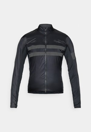 Zwarte fietsjack met een ritssluiting aan de voorkant, voorzien van lichtgrijze horizontale strepen en een gestructureerd borstpaneel. Gemaakt van een glanzend, lichtgewicht materiaal.