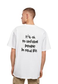 Merchcode UNFOLLOW FRONT  OVERSIZE  - T-shirts med print - white