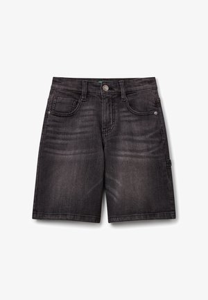 Pantaloncini di jeans neri con taglio dritto, cinque tasche, chiusura con bottone in ottone e sfumature discrete sulla texture del tessuto.