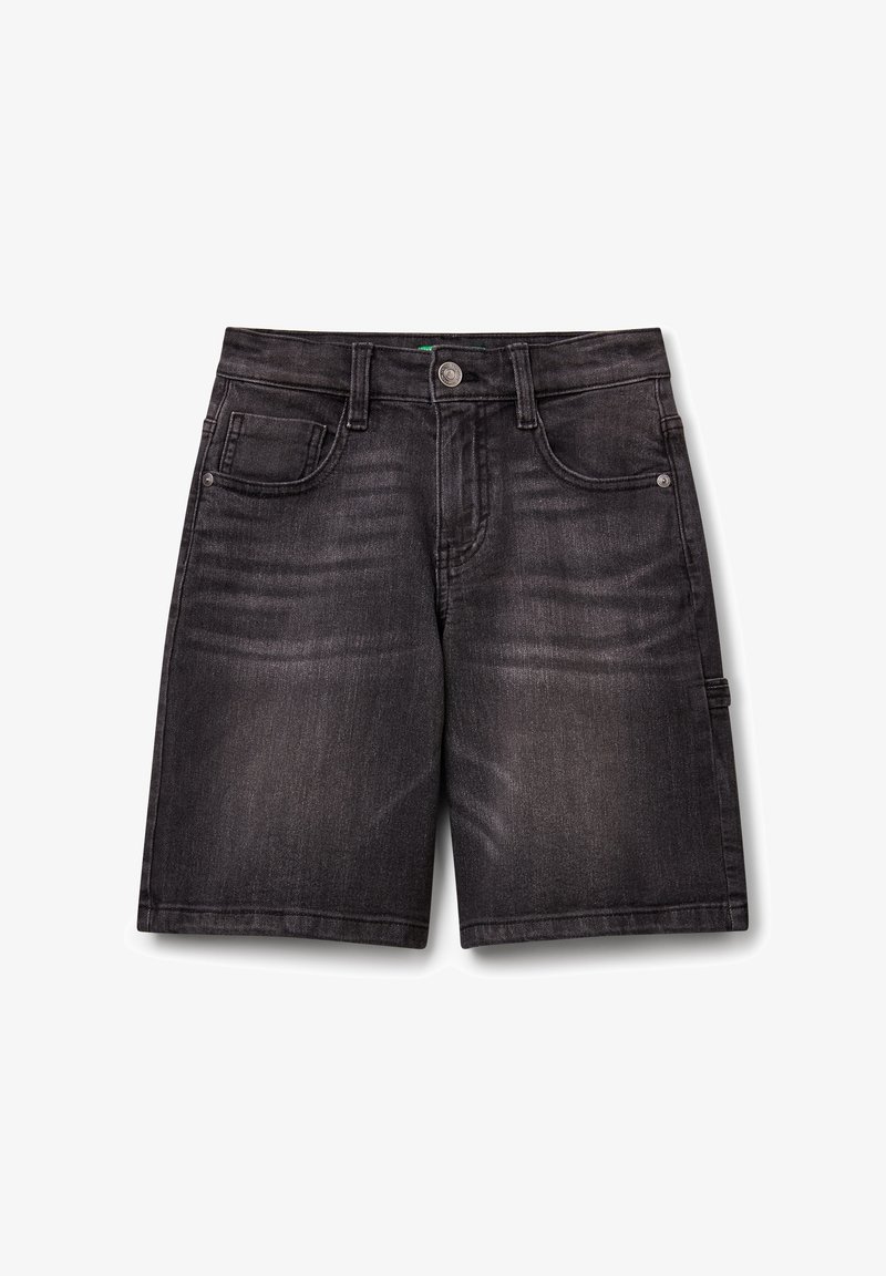 Pantaloncini di jeans neri con taglio dritto, cinque tasche, chiusura con bottone in ottone e sfumature discrete sulla texture del tessuto.