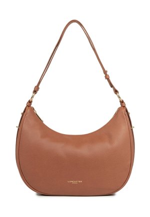 Brązowa torebka skórzana w kształcie półksiężyca z regulowanym paskiem na ramię i złotym logo „Lancaster Paris” z przodu.