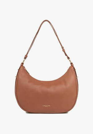 Sac à main croissant en cuir marron avec bandoulière réglable et logo doré "Lancaster Paris" sur le devant.