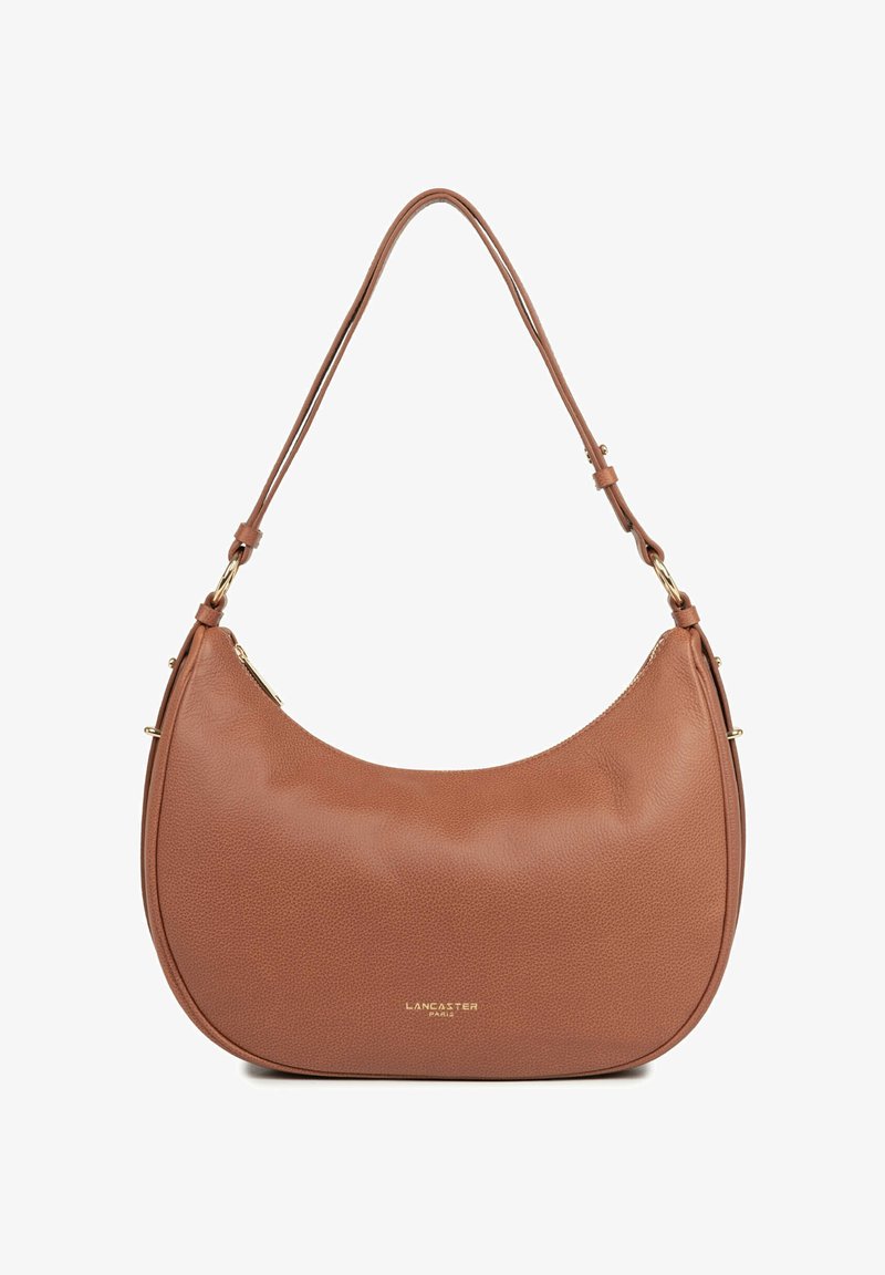 Sac à main croissant en cuir marron avec bandoulière réglable et logo doré "Lancaster Paris" sur le devant.