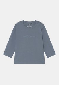 Camisa cinza de manga longa com decote redondo e fechos de pressão no ombro. Apresenta "BRUUNS BAZAAR" impresso em cinza claro. Tecido suave.