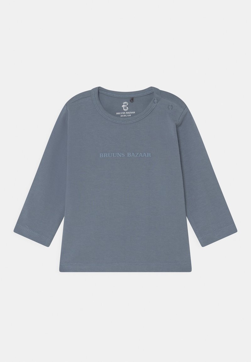 Camisa cinza de manga longa com decote redondo e fechos de pressão no ombro. Apresenta "BRUUNS BAZAAR" impresso em cinza claro. Tecido suave.