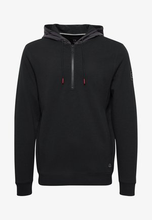 Čierna mikina s kapucňou a zipsom na krku, kontrastná šedá vnútorná kapucňa, šnúrky s červenými koncami a detail s nášivkou na rukáve.