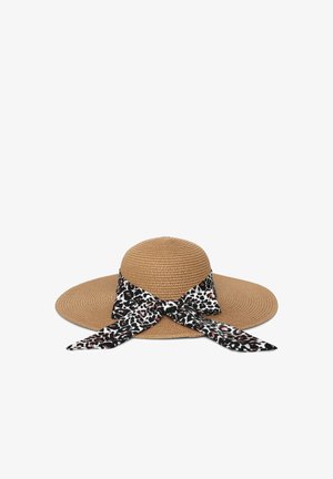Cappello di paglia a tesa larga color marrone chiaro con un nastro a stampa leopardata bianco e nero legato a fiocco alla base. Forma della corona rotonda.