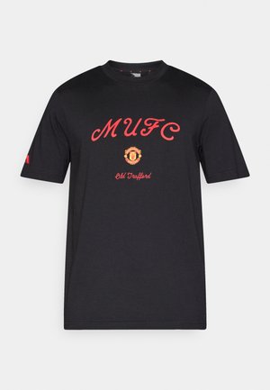 Svart bomulls-T-shirt med "MUFC" i röd stil, en central Manchester United-logotyp och texten "Old Trafford" nedanför. Enkel design med rund halsringning.