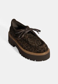Schuhe aus braunem Wildleder mit Leopardenmuster, abgerundeter Zehenpartie, Schnürverschluss und dicker Gummisohle mit gezacktem Rand.
