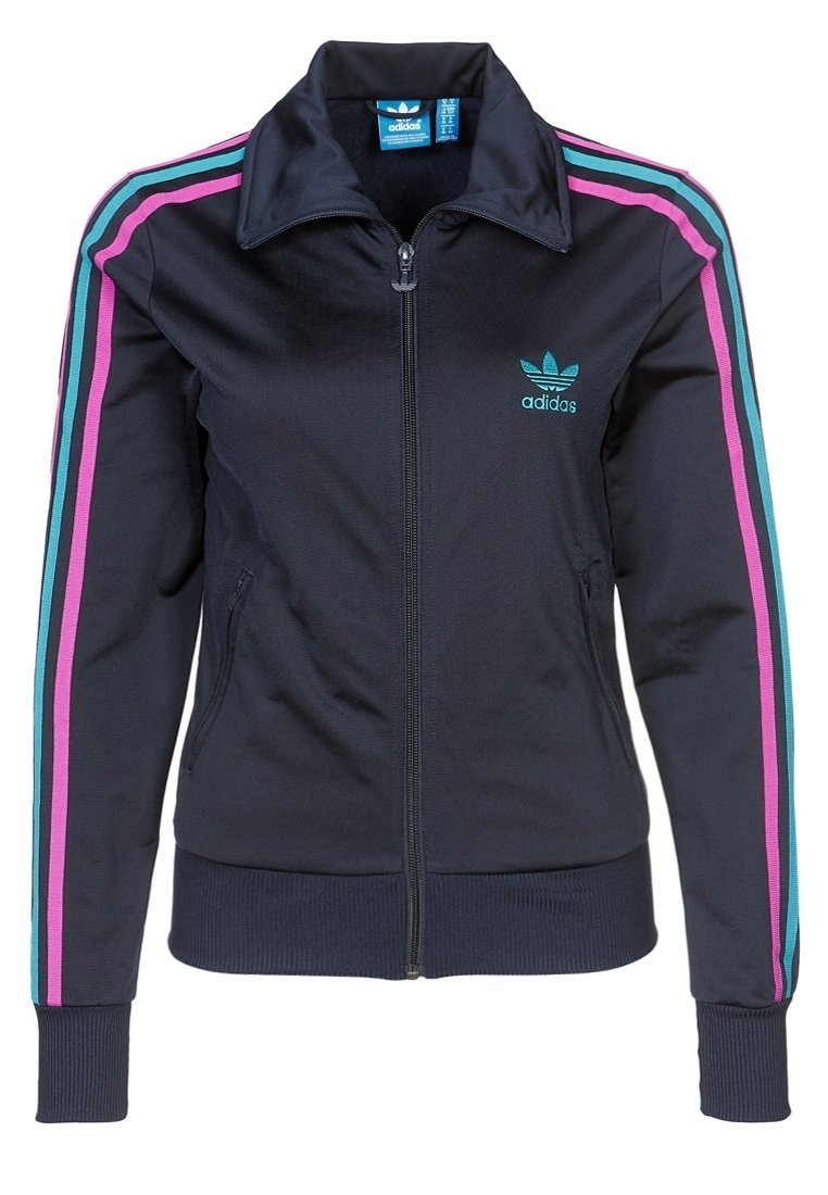 Musta vetoketjullinen urheilutakki korkealla kauluksella, jossa on turkoosit ja vaaleanpunaiset raidat hihoissa sekä kirjailtu adidas-logo rinnassa.