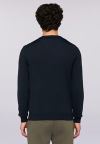 Marinefarbener Pullover mit langen Ärmeln, gerippten Bündchen und Saum, glatter Textur und klassischem Rundhalsausschnitt, von hinten betrachtet.