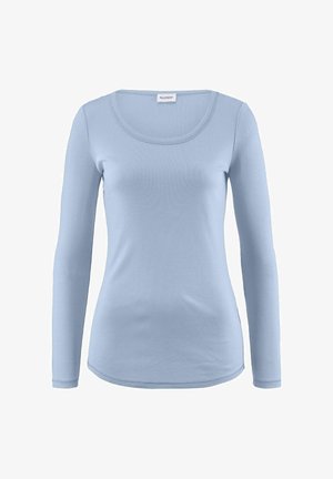 Lichtblauwe langemouwen shirt met een ronde hals. Gemaakt van zacht materiaal, met een getailleerde pasvorm en een effen textuur.