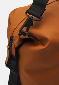 Rains HILO BAG UNISEX - Ranac - rust