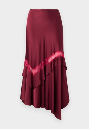 Asymetrická bordová sukňa s diagonálnou čipkovou lemovkou a vrstvenými volánmi, zobrazená na jednoduchom pozadí.