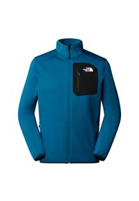 Giacca in pile blu con zip, dotata di una tasca sul petto nera, caratterizzata da un logo e accenti a contrasto, texture liscia e polsini aderenti.