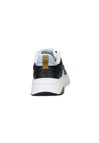 Schwarze und blaue Sneaker mit einer weißen Sohle, aus Leder und Mesh-Material, goldene Akzente am Fersenbereich, gepolsterter Kragen für Komfort, sowie eine strukturierte Sohle.