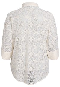 Koszula z koronką zapinana na guziki w kolorze kremowym, z rękawami 3/4, kołnierzykiem typu fold-down, teksturowanym wzorem kwiatowym oraz luźnym, zwiewnym krojem.