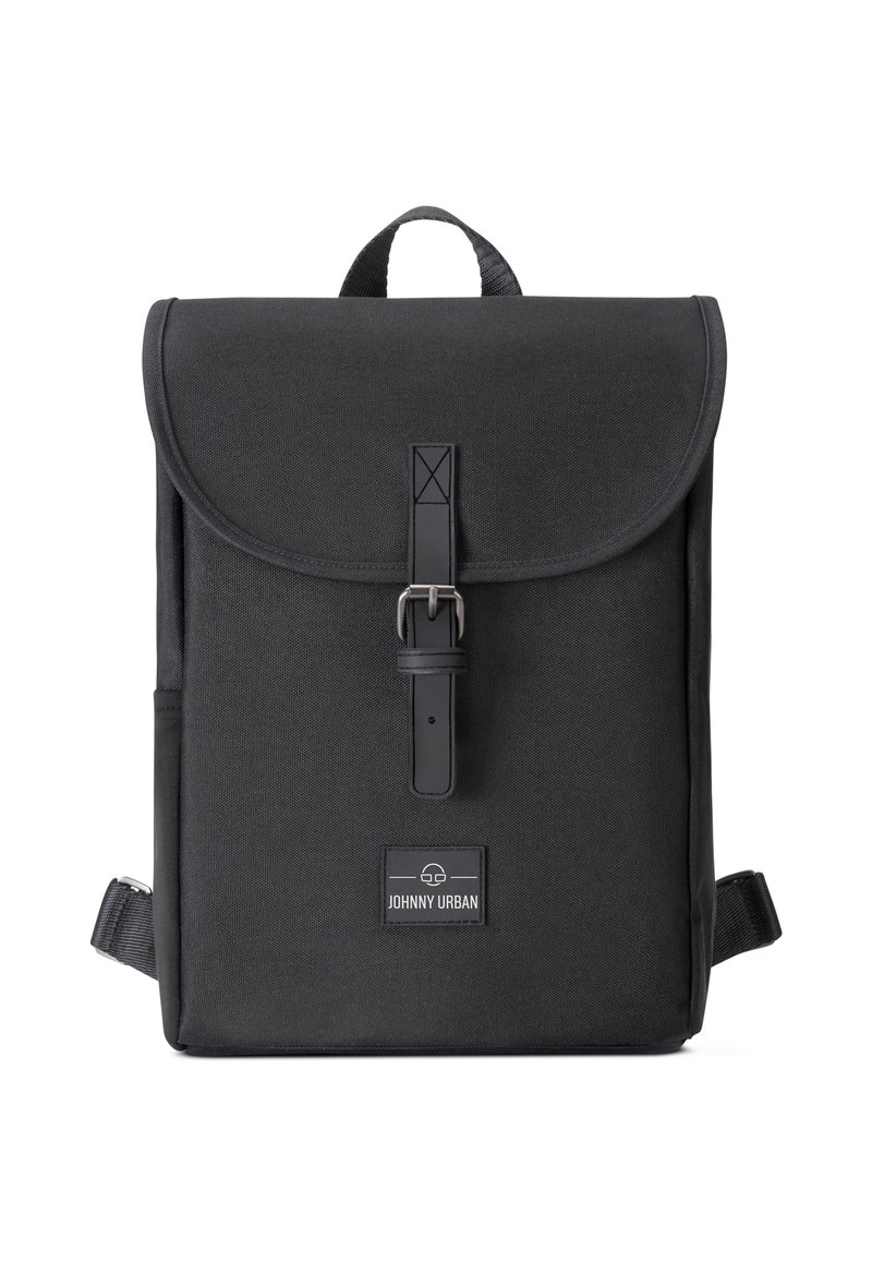 Čierny polyesterový batoh s klopou a uzáverom na pracku, obdĺžnikový tvar a detail loga na prednej strane. Obsahuje bočné popruhy na nastavenie.