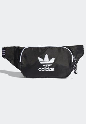 Czarna nerka Adidas z białym obszyciem zamka, logo koniczyny Adidas i nazwą w białym kolorze z przodu, regulowany pasek w paski z klamrą.