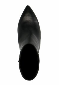 Puntige zwarte leren enkellaars met een gladde afwerking, voorzien van een ritssluiting aan de zijkant en een taps toelopende vorm. Het interieur is donker.