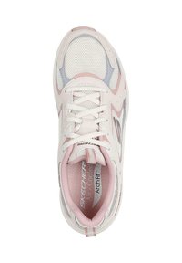 Zapatilla deportiva blanca y rosa con parte superior de malla y sintético, puntera redondeada, cordones y plantilla acolchada. Presenta un logo y acentos sutiles.