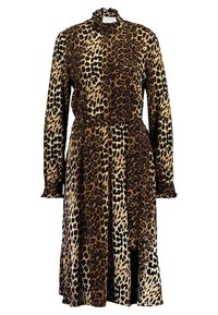 Abito leopardato marrone e nero, realizzato in tessuto morbido, con maniche lunghe, colletto alto e gonna fluente.