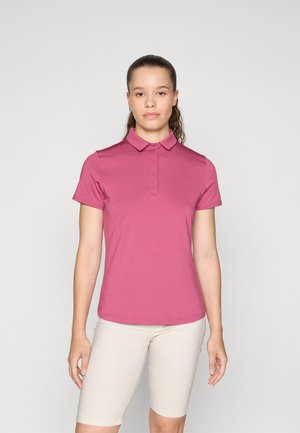 Rosa polo skjorta med skräddarsydd passform, korta ärmar, ribbad krage och knäppning; ihop med ljusbeige shorts. Slät tygkvalitet.