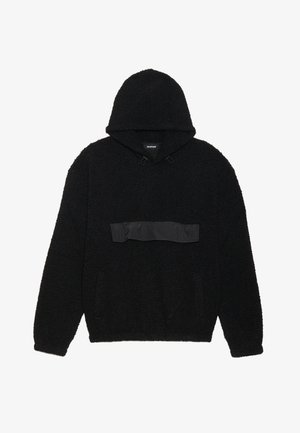 Must cintš või dunkangetiga kapuutsiga sviiter, millel on esikott, mida katab horisontaalne nailonist klapp, ning elastne äär ja varrukad.