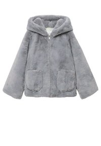 Szara kurtka z futra ekologicznego, z zamkiem z przodu, z kapturem, długie rękawy, dwie kieszenie z przodu, miękka tekstura, ciepły wygląd.