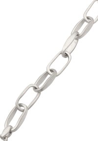 Sølv metal kæde med forlængede ovale led med en struktureret overflade, der fremhæver et solidt og holdbart design med en mat glans.