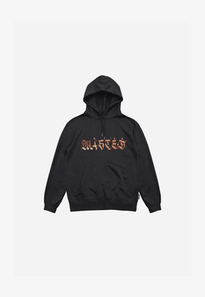 Hanorac negru cu buzunar frontal, glugă cu șnur și text portocaliu stilizat. Materialul pare moale și texturat, având o croială lejeră.